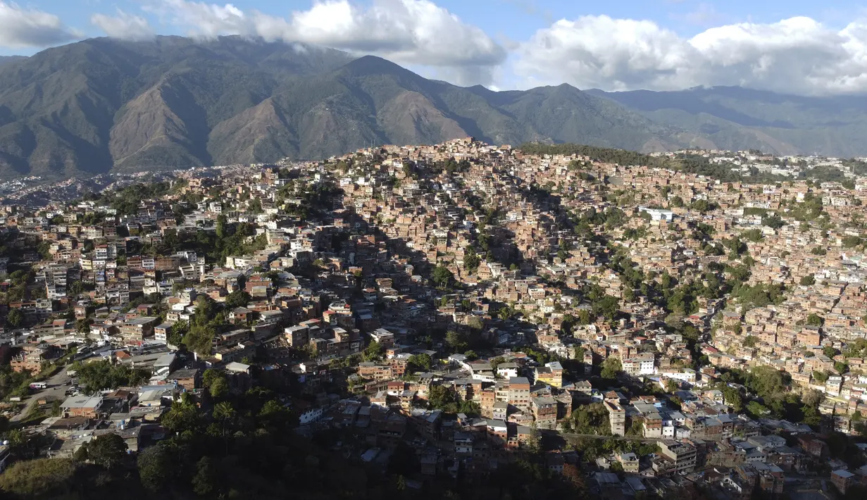 Permukiman kumuh Petare, salah satu yang terbesar di Amerika Latin, terlihat dari atas saat acara peringatan 400 tahun di Caracas, Venezuela (17/2/2021). (AP Photo/Ariana Cubillos)