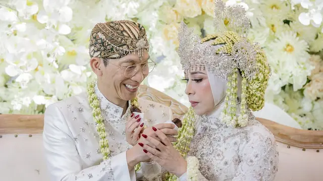 Potret Serasi Melly Goeslaw dan Anto Hoed Kembali Jadi Pengantin Sunda di Anniversary ke-30