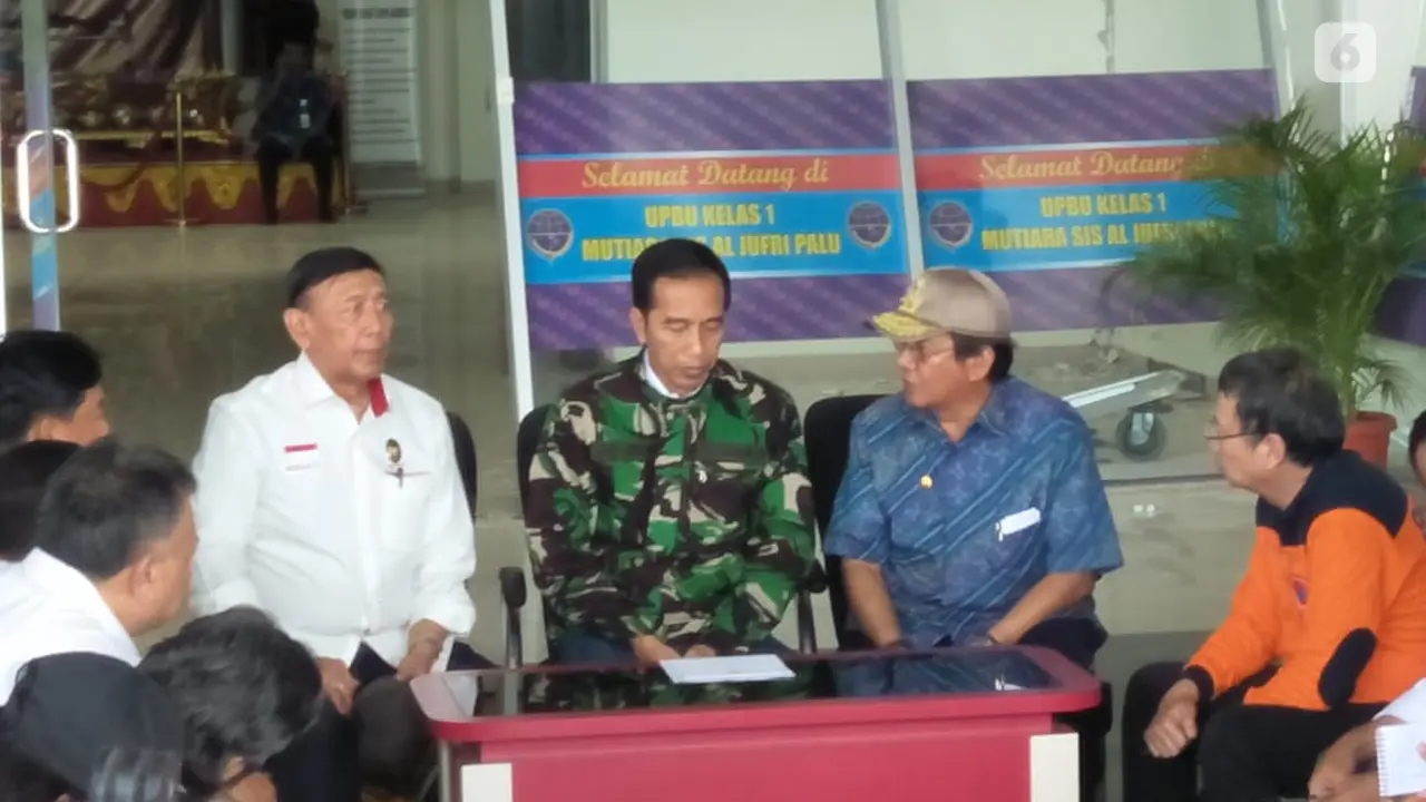 Presiden Jokowi bersama Menko Polhukam Wiranto di Palu.