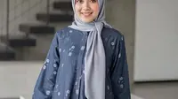 9 Model Gamis Bahan Jeans untuk Remaja Kekinian, Tampil Mix &amp; Match di Berbagai Acara