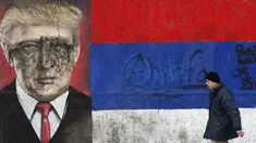 Seorang pria melintas di depan grafiti bergambar Presiden AS terpilih Donald Trump yang dirusak dengan cat di Belgrade, Serbia, Jumat (20/1). Trump hari ini akan dilantik menjadi Presiden AS. (AP Photo / Darko Vojinovic) 