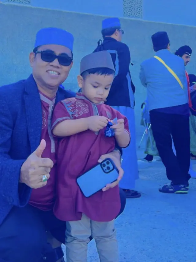 7 Potret Gala Sky Jalani Umrah Bersama Opa Faisal, Tetap Bawa Lato-Lato