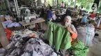 Warga menyelesaikan pembuatan baju di sebuah usaha konveksi milik Enca di Desa Curug, Bogor, Jawa Barat, Kamis (4/3/2021). Di tengah pandemi covid-19 yang menyebabkan bisnis konveksi menurun, UMKM konveksi di desa ini mampu bertahan dan mengembangkan produksinya. (merdeka.com/Arie Basuki)