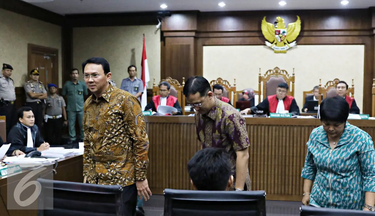 Gubernur DKI Jakarta Basuki T Purnama bersiap mengikuti persidangan di Pengadilan Tipikor, Jakarta, Senin (25/7). Ahok menjadi saksi terkait kasus suap proyek reklamasi. (Liputan6.com/Immanuel Antonius)