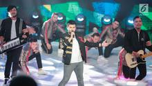 Pedangdut Ridho Rhoma saat tampil dalam acara Indonesian Dangdut Awards 2018 di Studio 5 Indosiar, Jakarta, Jumat (12/10). Ridho membawakan lagu Let's Have Fun Together. (Liputan6.com/Faizal Fanani)
