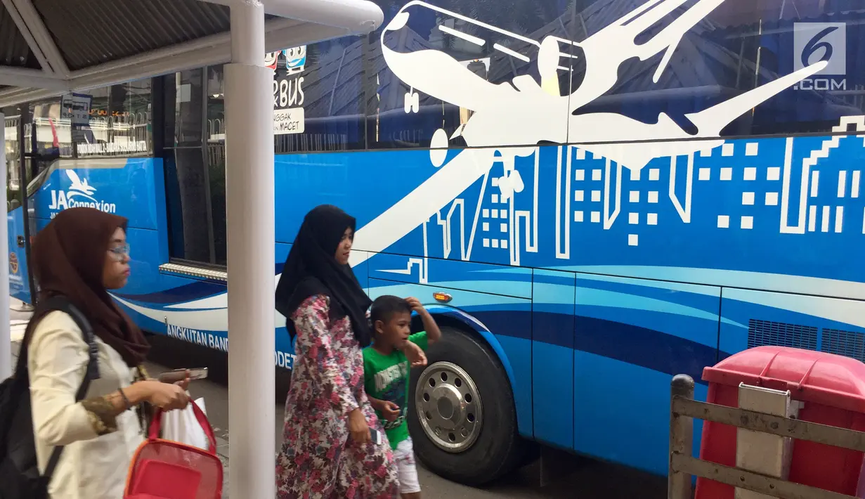 Sebuah armada bus JA Connexion tujuan Bandara Soekarno-Hatta di Tangerang menunggu penumpang di Pondok Indah Mall, Jakarta Selatan, Jumat (29/12). Satu bulan pertama operasi dikenakan tarif promosi Rp25.000 per orang. (Liputan6.com/Immanuel Antonius)