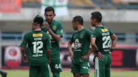 Para pemain Persebaya Surabaya merayakan kemenangan atas PSPS Riau pada laga 8 Besar Liga 2 Grup Y di Stadion GBLA, Bandung, Sabtu (18/11/2017). Persebaya Menang 1-0. (Bola.com/Nicklas Hanoatubun)
