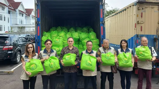 Pengiriman 2.000 paket bantuan yang disiapkan oleh Yayasan Amal Tiga Roda.