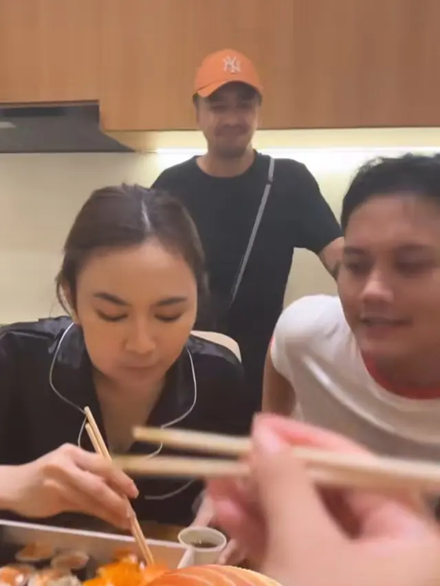 Bulan Madu Rizky Febian dan Mahalini