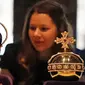 Seorang wanita melihat mahkota St. Edward dan Orb yang dipamerkan di Galeri The Queen's Diamond Jubilee di Westminster Abbey, London (29/5). (AP / Frank Augstein)