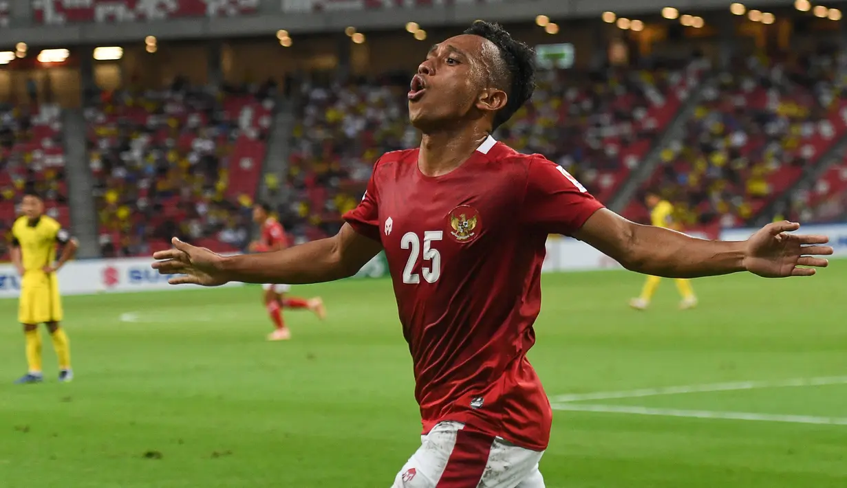 Timnas Indonesia boleh bangga setelah memastikan langkah ke semifinal Piala AFF 2020 sebagai juara Grup B. Irfan Jaya benar-benar tampil agresif dan membuat mental timnas Indonesia bangkit saat mengalahkan Malaysia. (AFP/Roslan Rahman)