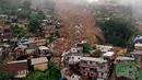 Pemandangan udara setelah tanah longsor di Petropolis, Brasil, 16 Februari 2022. Banjir skala besar menghancurkan ratusan properti dan merenggut sebanyak 34 nyawa di daerah tersebut. (Florian PLAUCHEUR/AFP)