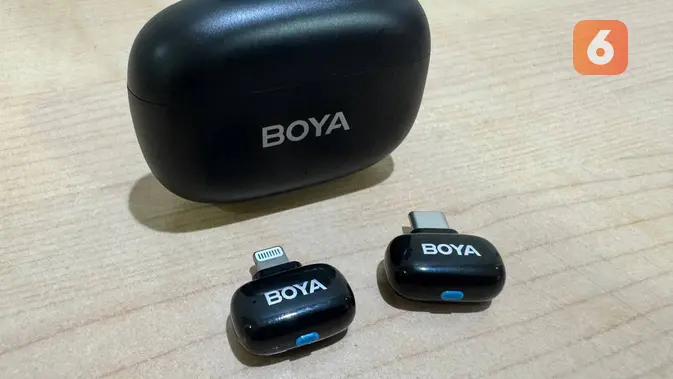 <p>Dua mikrofon wireless dan satu konektor USB-C dan Lightning di kasing Boya mini. (Liputan6.com/ Yuslianson)</p>