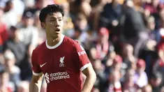 Pemain Liverpool, Wataru Endo saat melakukan debut bersama timnya pada laga pekan kedua Liga Inggris 2023/2024 melawan Bournemouth di Anfield, Liverpool, Sabtu (20/08/2023) malam WIB. (AP Photo/Rui Vieira)