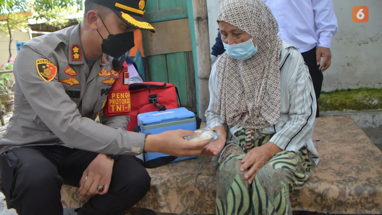 Kapolres Situbondo AKBP Andi Sinjaya saat memantau vaksinasi warga. (Hermawan Arifianto/Liputan6.com)