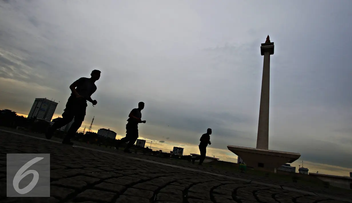 Petugas keamanan berolahraga sore di kawasan Monas, Jakarta, Kamis (31/3/2016). Rutinnya penertiban membuat kawasan Monas kini lebih tertata rapi dan bebas dari PKL. (Liputan6.com/Imamnuel Antonius)