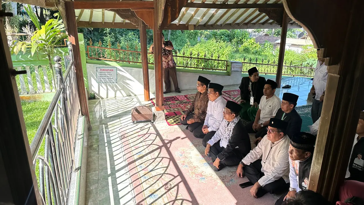 Calon wakil presiden (cawapres) nomor urut 3 Mahfud Md menemui Abuya Ahmad Muhtadi bin Dimyathi al-Bantani alias Abuya Muhtadi di Pondok Pesantren Roudlotul Ulum, Cidahu, Cidasari, Pandeglang, Banten.