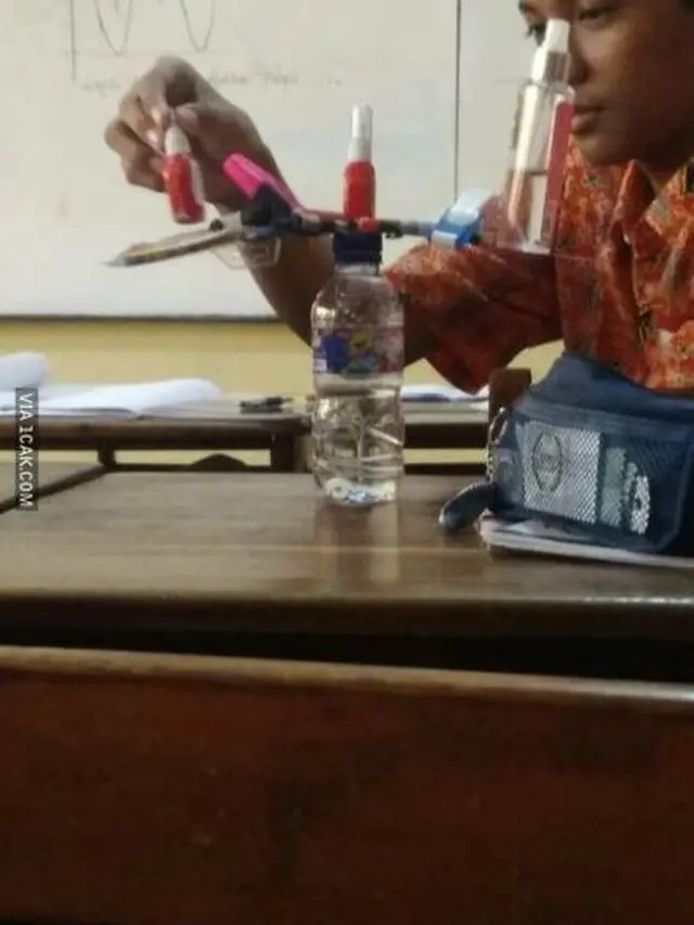 6 Aksi Murid Cowok Kelewat Absurd Ini Enggak Habis Pikir, Kocak