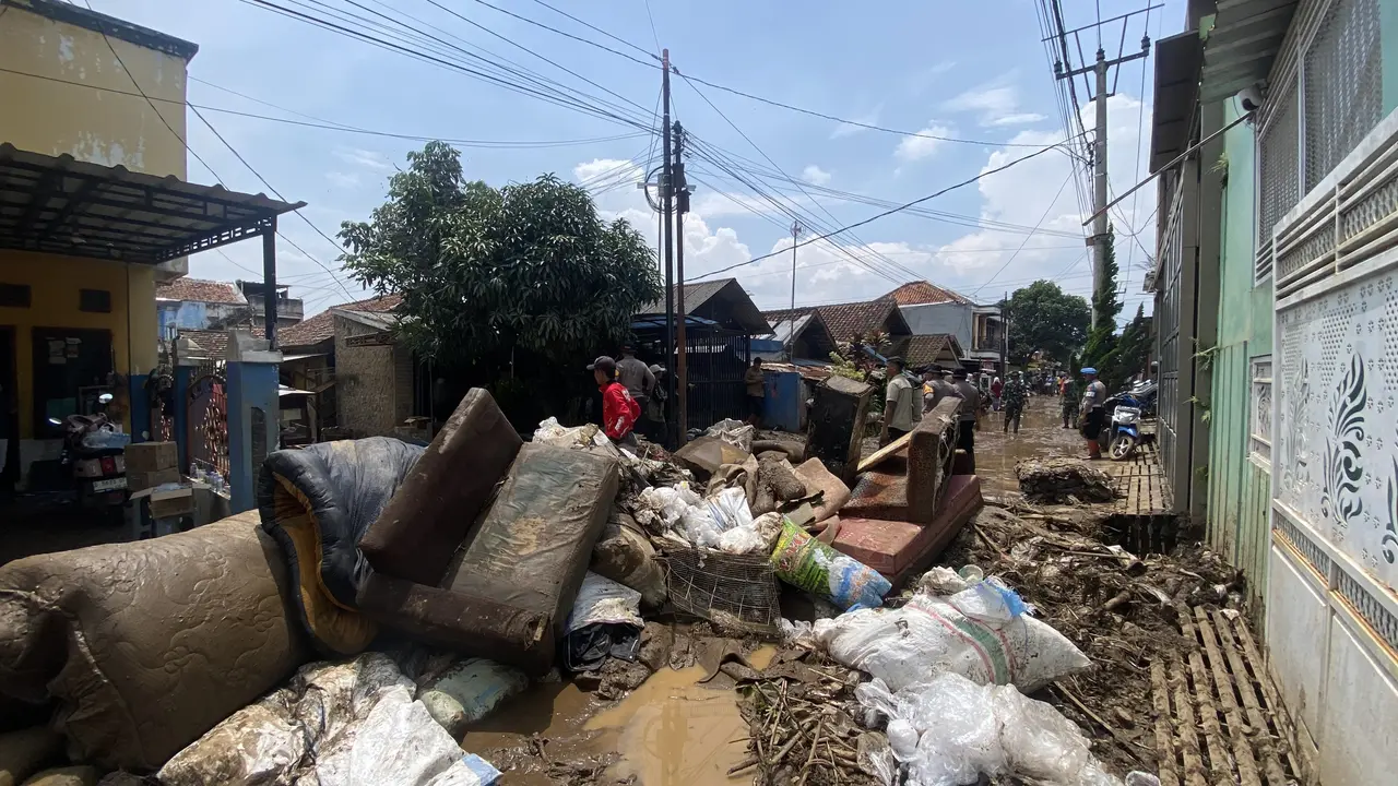 Banjir lumpur menerjang permukiman warga di Desa Bojong, Kabupaten Bandung