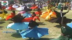 Kendati terik sinar matahari menyengat, puluhan santri tetap menggelar tari sufi di Alun-Alun Kota Ngawi, Jawa Timur.