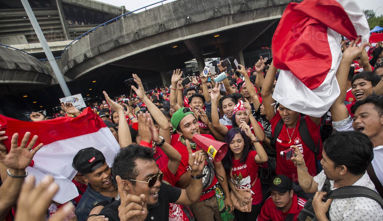 Suporter Indonesia bernyanyi bersama sebelum menyaksikan laga melawan Malaysia di Stadion Shah Alam, Selangor, Sabtu, (26/8/2017). Indonesia akan menghadapi Malaysia pada laga semifinal sepak bola SEA Games 2017. (Bola.com/Vitalis Yogi Trisna)