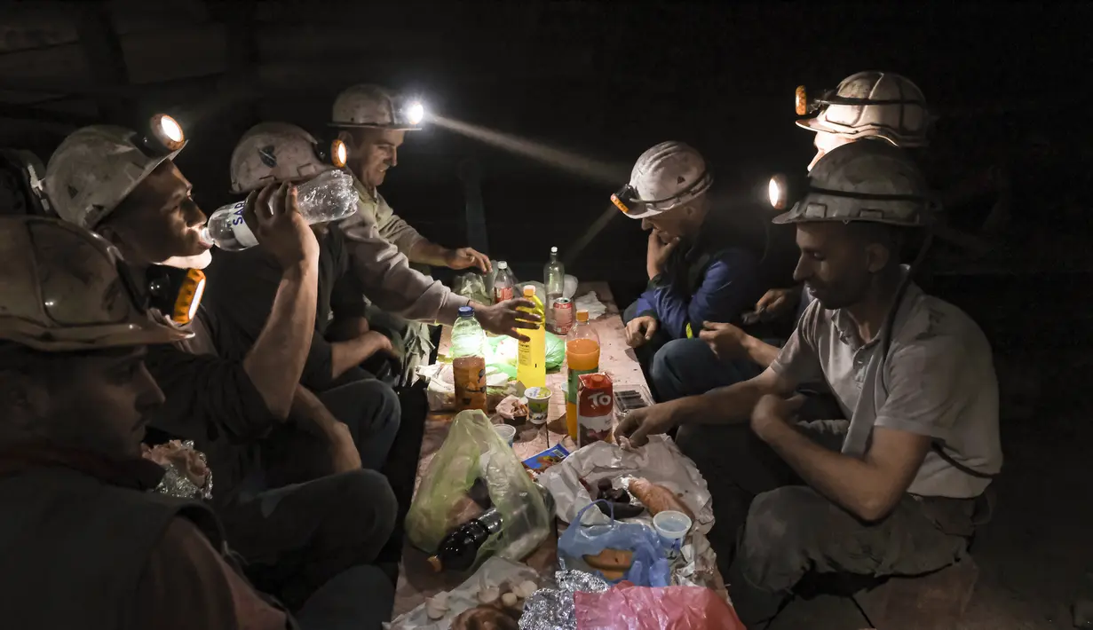 Penambang batu bara Bosnia berbuka puasa di bawah tanah di sebuah tambang di Zenica, Bosnia (29/5/2021).  Setelah berbuka dan melaksanakan sholat para penambang kembali ke pekerjaan mereka yang sulit dan berbahaya. (AP Photo/Kemal Softic)