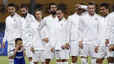 Seorang anak menangis di depan pemain Real Madrid jelang pertandingan International Champions Cup melawan AC Milan di Shanghai, Tiongkok. (30/7/2015). (Reuters/Aly Song)
