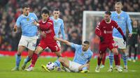 Gelandang Liverpool, Wataru Endo (dua dari kiri), saat menghadapi Manchester City pada laga pekan ke-28 Premier League di Stadion Anfield, Minggu (10/3/2024) malam WIB. Dalam duel itu, kedua tim harus puas bermain imbang 1-1. (AP Photo/Jon Super)