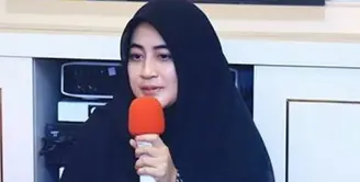 Di film terbarunya, Umi Pipik memang tak memakai cadar. Bukan sengaja dilepas lagi, namun ternyata Umi Pipik punya alasannya tersendiri. Menurut penjelasannya, syuting ini dilakukan sebelum ia bercadar. (Instagram/umi.pipik)