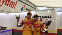 Pebalap Campos Racing, Mitch Evans dan Sean Gelael (kanan), sukses naik podium pada Feature Race GP2 Austria, Sabtu (3/7/2016). Evans juara, Sean runner up. (Bola.com/Reza Khomaini)