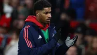 Striker Manchester United asal Inggris bernomor punggung 10, Marcus Rashford, bertepuk tangan kepada para penggemar setelah pertandingan Liga Primer Inggris antara Manchester United dan Newcastle United di Old Trafford di Manchester, Inggris barat laut, pada&nbsp;31 Desember 2024. Newcastle memenangkan pertandingan dengan skor 2-0. (Darren Staples/AFP)