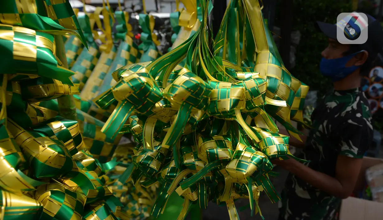 Pedagang menyiapkan barang dagangan anyaman ketupat hias di Pasar Asemka, Jakarta, Kamis (21/4/2021). Ketupat hias ramadhan untuk hiasan parcel, dekorasi kantor dan lainnya di jual tergantung ukuran dengan harga kisaran dari Rp 1.500-75.000 ribu. (merdeka.com/Imam Buhori)