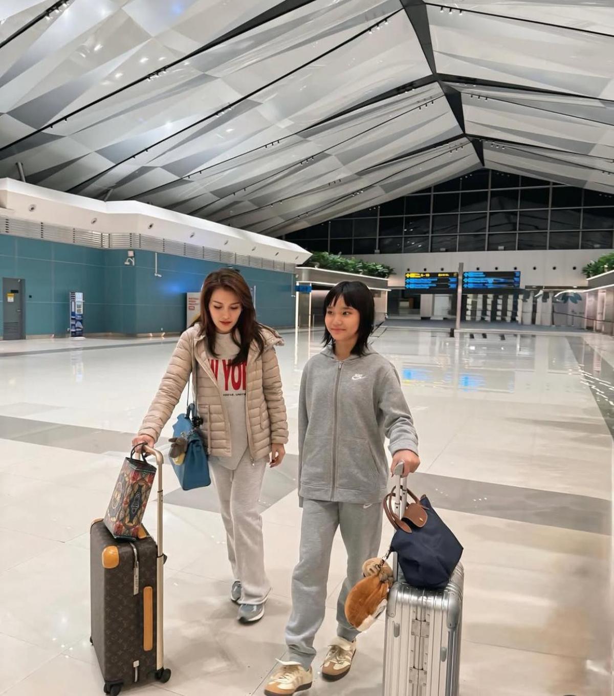 Ayu Ting Ting Pamer Gaya Mewah di Jepang dengan Tiga Tas Branded, Begini Penampilannya