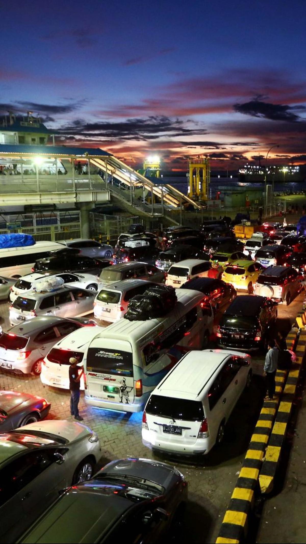 Bahkan kepadatan pemudik tak hanya terlihat di dermaga Pelabuhan Merak, tetapi juga terjadi hingga di dalam Tol Merak.&nbsp;Liputan6.com/Angga Yuniar