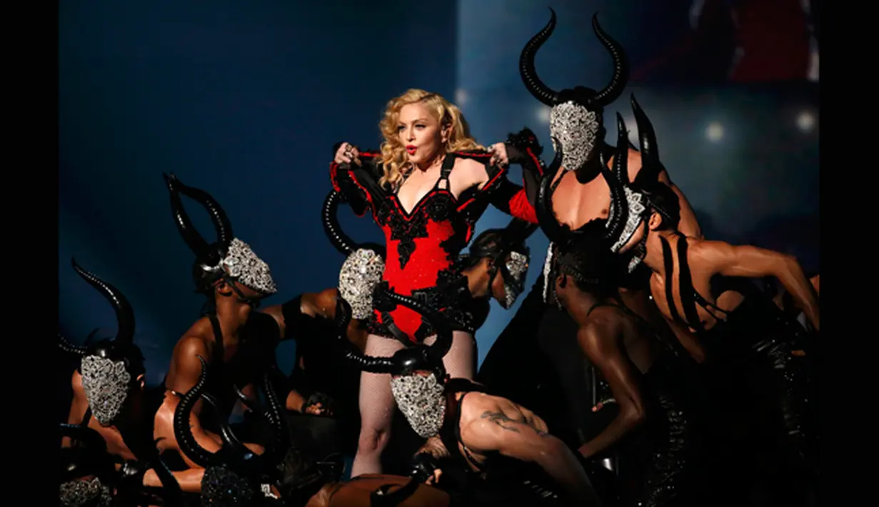 Penampilan Madonna saat menyanyikan lagu 'Living For Love' di gelaran Brit Awards 2015, London, Rabu (25/2/2015) malam. (REUTERS/Lucy Nicholson)