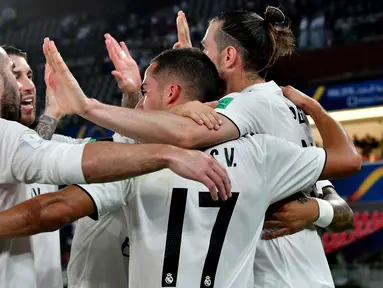 Para pemain Real Madrid merayakan gol yang dicetak Gareth Bale ke gawang Kashima Antlers pada laga Piala Dunia Antarklub di Stadion Zayed Sports City, Abu Dhabi, Rabu (19/12). Madrid menang 3-1 atas Kashima. (AFP/Giuseppe Cacace)