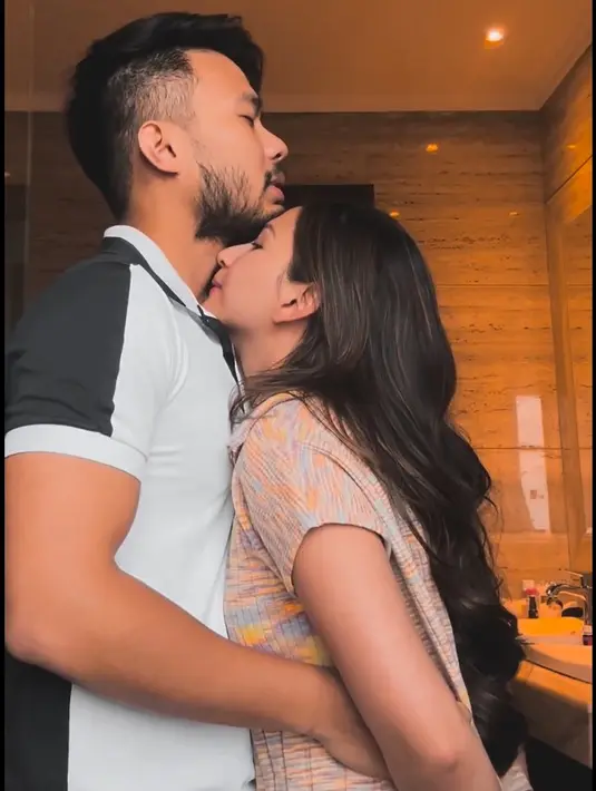 Setelah kehamilannya masuk usia empat bulan, ia mulai merasakan lebih enak. Meski terkadang masih merasakan mual. [Instagram/jscmila]