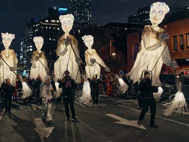 Orang-orang yang bersuka ria berbaris di sepanjang Sixth Avenue selama Village Halloween Parade di New York, Amerika Serikat, Selasa (31/10/2023). Village Halloween Parade merupakan perayaan Halloween paling kreatif dan seram. (AP Photo/Andres Kudacki)