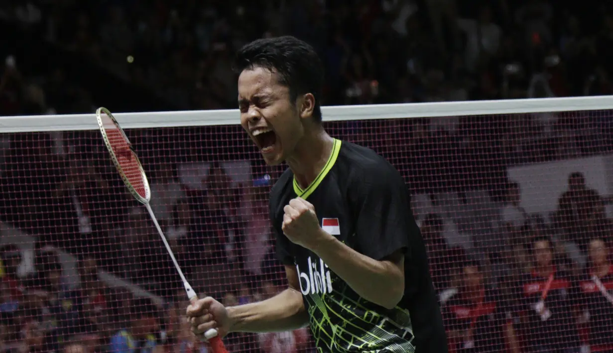Tunggal putra Indonesia, Anthony Sinisuka Ginting, saat melawan wakil Denmark, Anders Antonsen, pada laga final Daihatsu Indonesia Masters 2020 di Istora, Jakarta, Minggu (19/1). Anthony Ginting menang 17-21, 21-15, dan 21-9. (Bola.com/M Iqbal Ichsan)