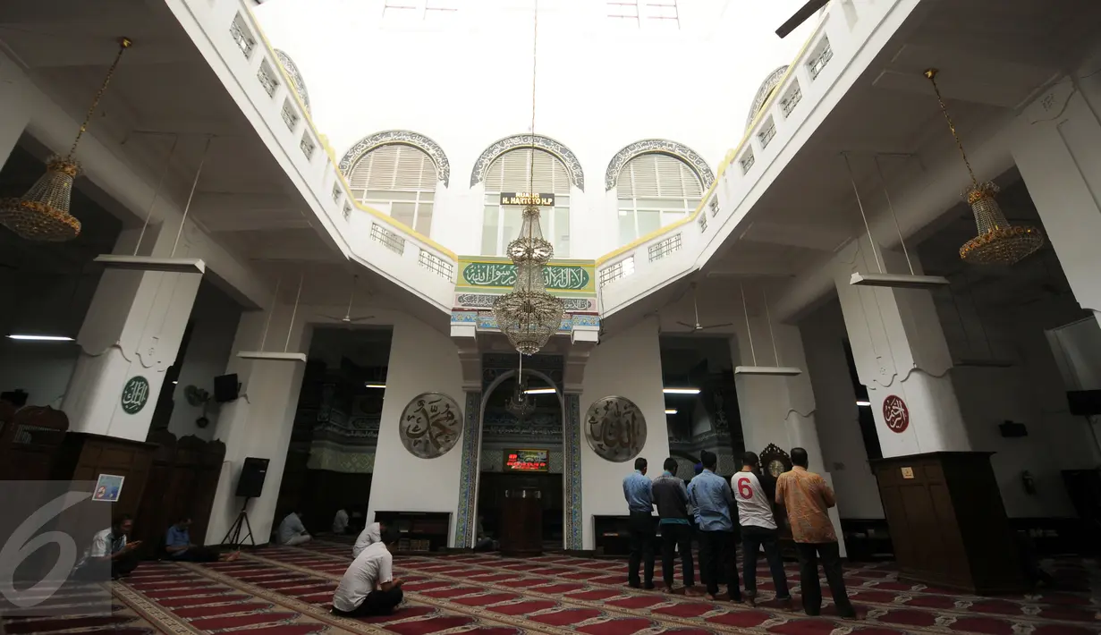 Beberapa jamaah muslim melakukan ibadah salat zuhur di Masjid Cut Meutia, Jakarta, Rabu (15/6/2016). Masjid ini merupakan bangunan peninggalan Belanda yang dulunya dipakai sebagai bangunan kantor biro arsitek. (Liputan6.com/Helmi Fithriansyah)