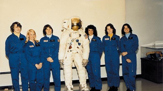 Anna Fisher (kedua dari kanan) adalah ibu pertama yang menjadi astronaut dan terbang ke angkasa luar (Credit: NASA)