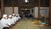 Keluarga Raden Ngabehi Wonopawiro Demang Pademangan Piyaman, yang juga pendiri Kabupaten Gunungkidul melakukan jamasan atau pembersihan pusaka pada hari-hari terakhir di bulan Suro. (Liputan6.com/ Hendro Ary Wibowo)