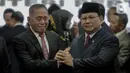 Pejabat lama Menteri Pertahanan, Ryamizard Ryacudu (kiri) bersama pejabat baru Menteri Pertahanan Prabowo Subianto usai seremoni serah terima di Kementerian Pertahanan, Jakarta, Kamis (24/10/2019). Ryamizard Ryacudu resmi menyerahkan jabatan kepada Prabowo Subianto. (Liputan6.com/Faizal Fanani)