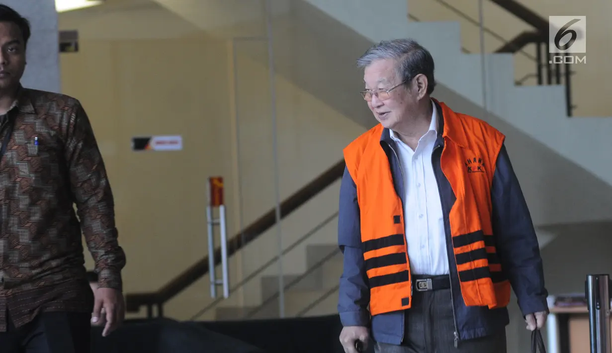 Pengusaha yang juga terpidana kasus korupsi, Tamin Sukardi usai menjalani pemeriksaan di Gedung KPK, Jakarta, Jumat (16/11).Tamin diperiksa dalam sengketa jual lahan seluas 74 hektare  yang tercatat sebagai aset PTPN 2 (Persero). (Merdeka.com/Dwi Narwoko)