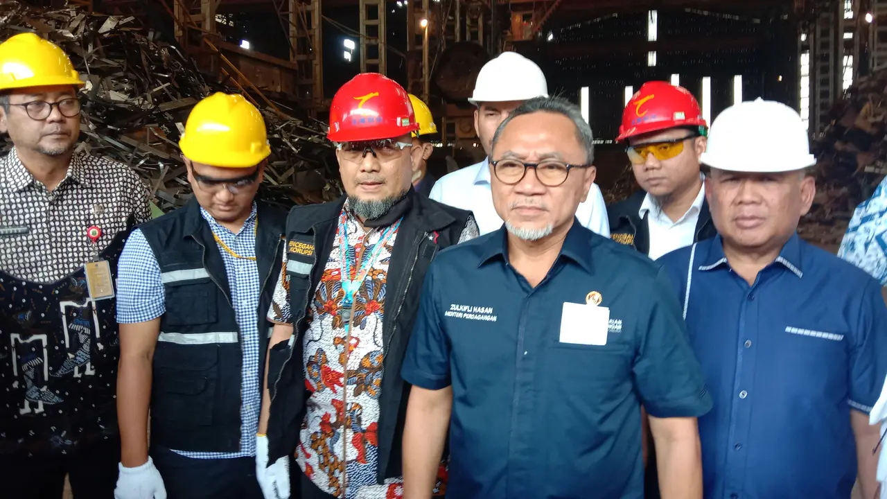 Menteri Perdagangan (Mendag) Zulkifli Hasan berkunjung ke PT Long Teng Iron and Steel Product di Kabupaten Tangerang, Kamis (12/1/2023). Mendag angkat bicara soal harga beras yang masih terpantau tinggi.