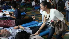 Aktris cantik Dian Sastrowardoyo menyapa seorang pendonor darah dalam acara donor darah di kawasan Senayan, Jakarta, Rabu (13/4). Dalam kesempatan itu, Dian Sastrowardoyo tidak dapat mendonorkan darahnya karena HBnya rendah. (Liputan6.com/Herman Zakharia)