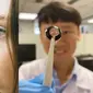 Ilmuwan Ciptakan Baterai Bertenaga Air Mata (Sumber: Ilustrasi pexels-nataliya-vaitkevich, Nanyang Technological University)