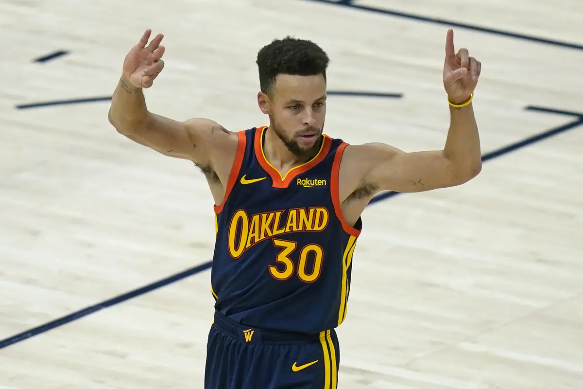 Hasil NBA : Warriors Babak Belur, Curry Pecahkan Rekor Regiie Miller