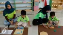 Tampak aktivitas belajar anak-anak PAUD saat berada di ruang kelas Kids Republic, Kalimalang, Jakarta, Kamis (26/11). Metode Montessori sendiri lebih kepada penekanan aktivitas pengarahan diri pada anak. (Liputan6.com/Yoppy Renato)