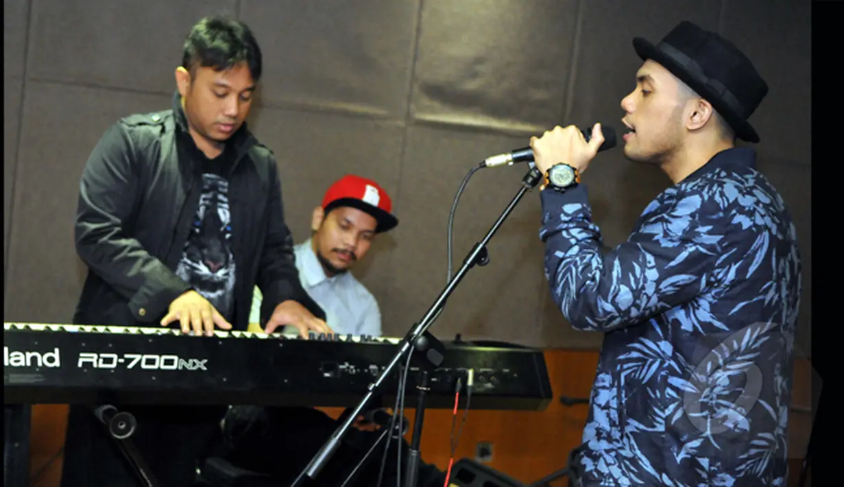  Gaya Eros Tjokro saat latihan vokal di Studio AB, Jakarta, Selasa (27/1/2015). (Liputan6.com/Panji Dikasana)